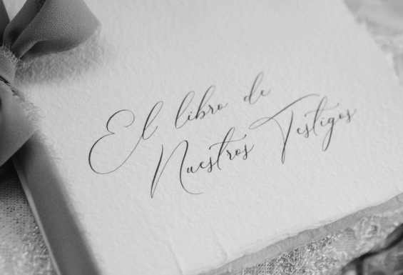 Libro de firmas de testigos de boda, detalle para producción audiovisual nupcial