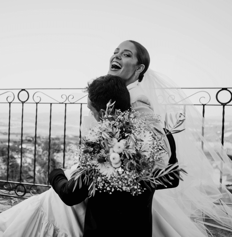 Captura de momento espontáneo entre novios durante la producción audiovisual de boda