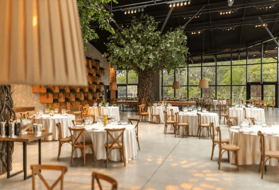Salón decorado para evento o boda