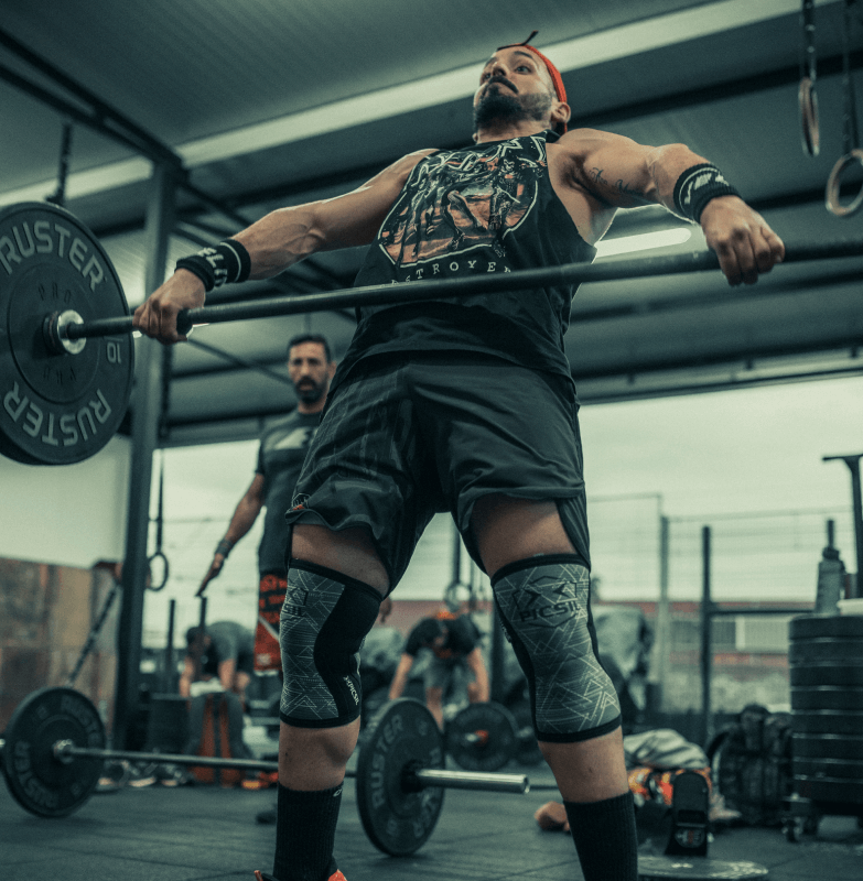 Levantamiento de barra en box de crossfit para vídeo de entrenamiento funcional