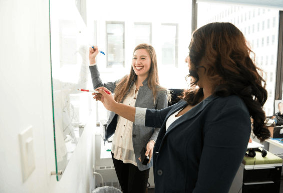 Grabación de equipo creativo en sesión de planificación para vídeo corporativo
