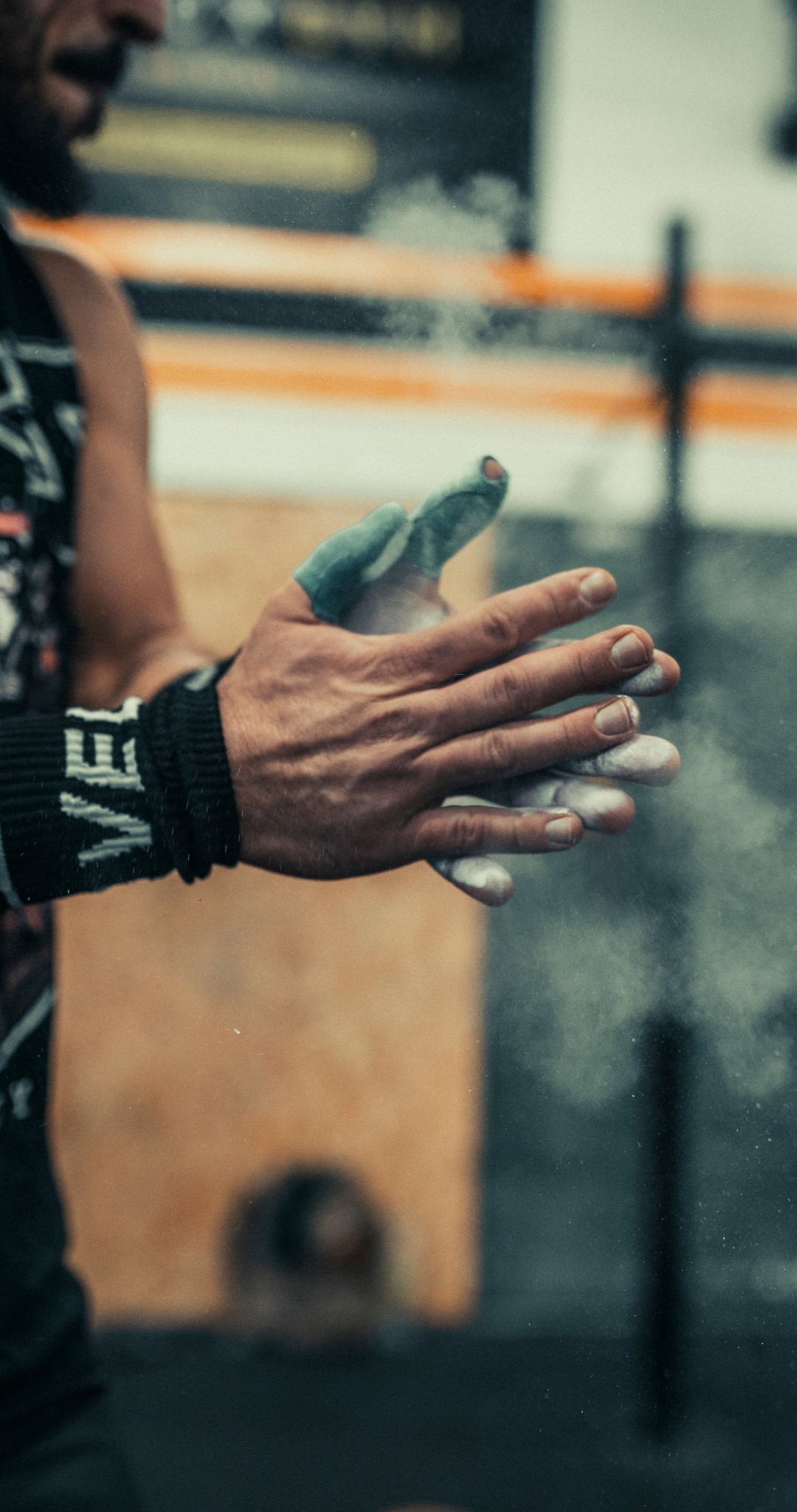 Detalle de manos con magnesio antes de levantar peso, fotografía para contenido deportivo