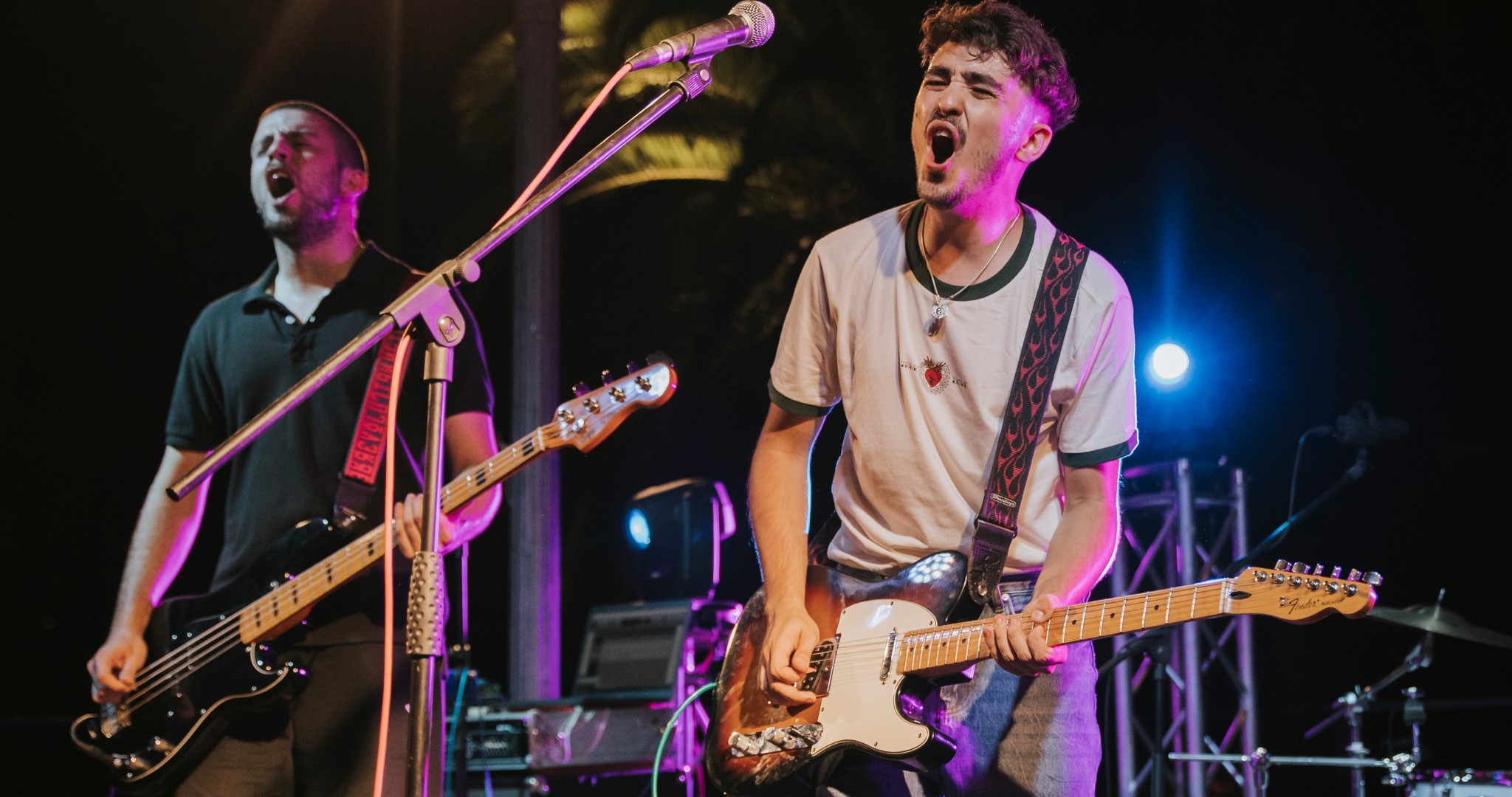 Producción audiovisual de una banda tocando en un concierto musical