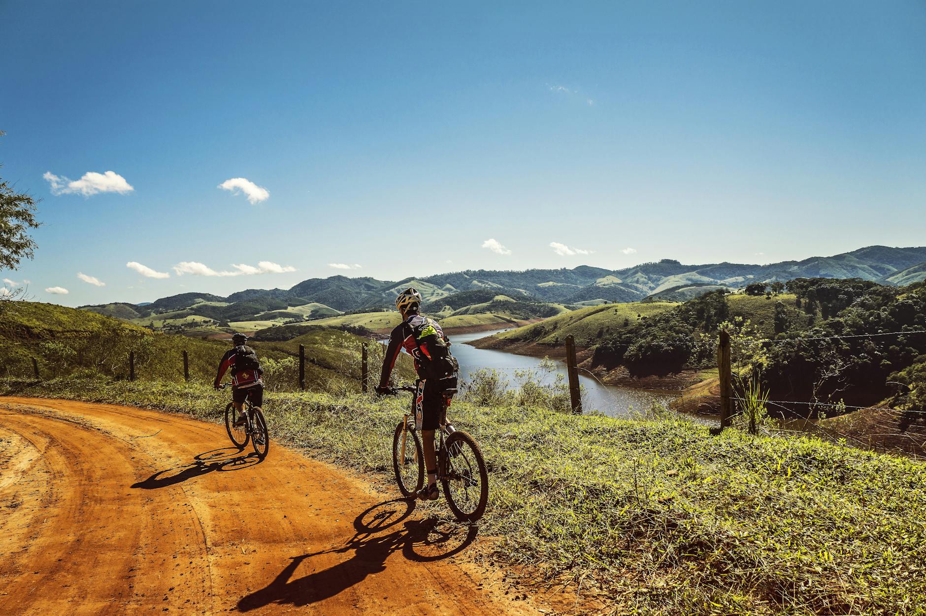 Grabación de ciclistas en ruta de montaña