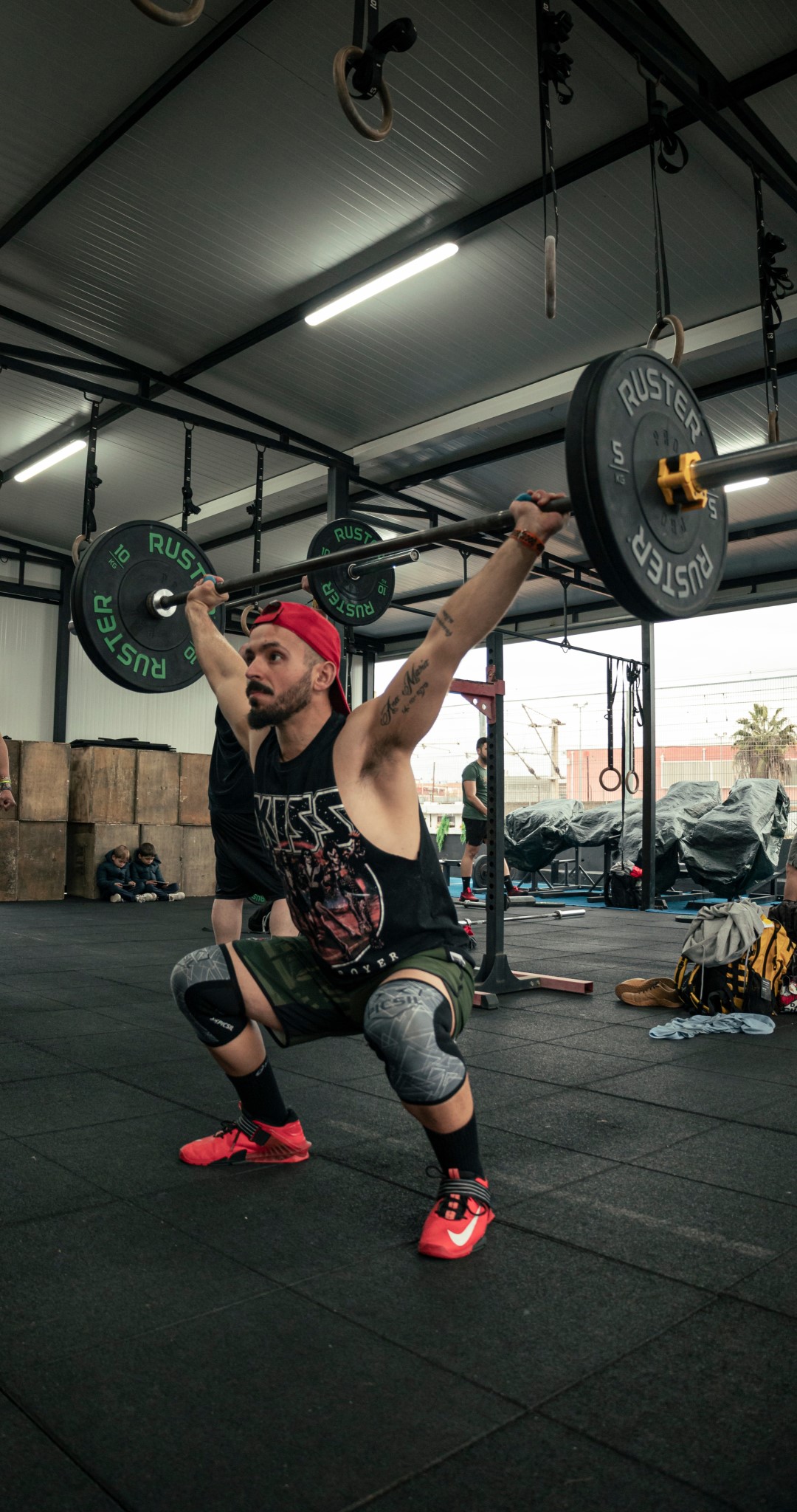 Rodaje de sentadilla con barra en box de crossfit