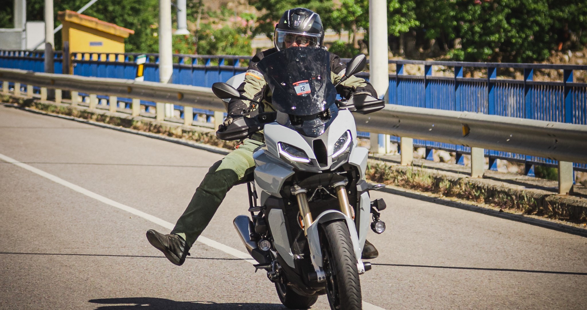Rodaje en carretera de motorista en ruta