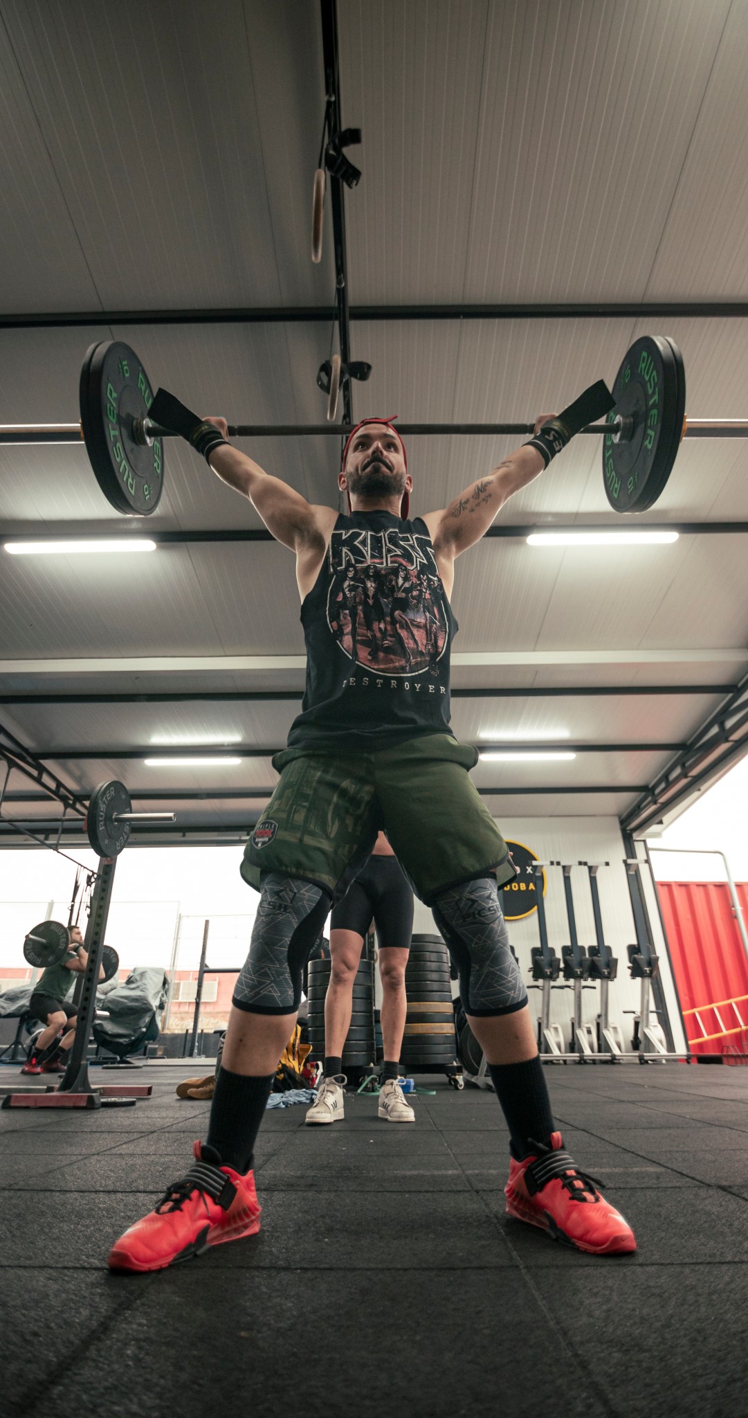 Fotografía de entrenamiento con barra en gimnasio crossfit