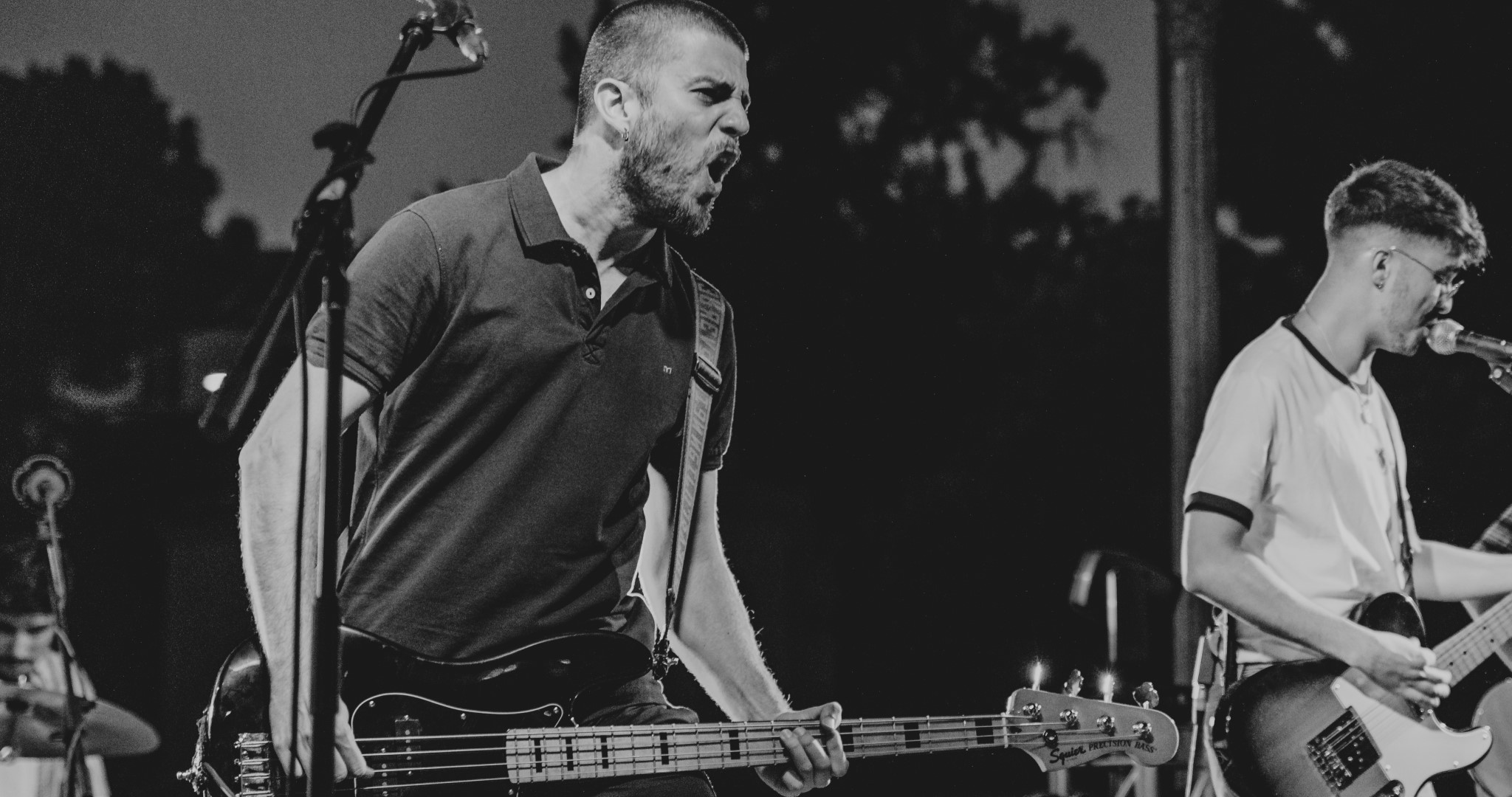 Fotografía en blanco y negro de artistas en un concierto en directo