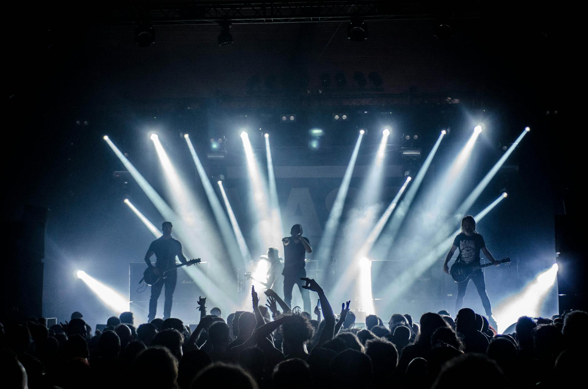 Escenario de un concierto con luces